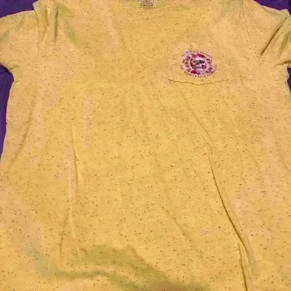 “We bury our mistakes” yellow pocket tshirt skull size large - Picture 2 of 3